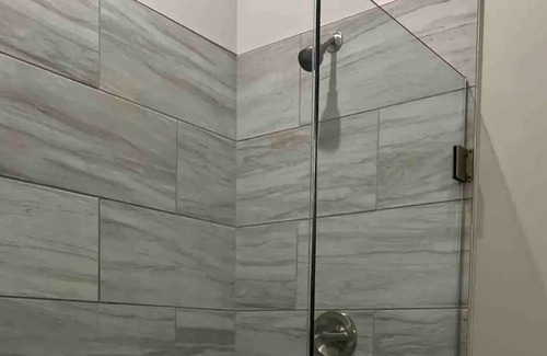 Covington Apartment | Cozy Luxury Apt design w/pool & Cincinnati view