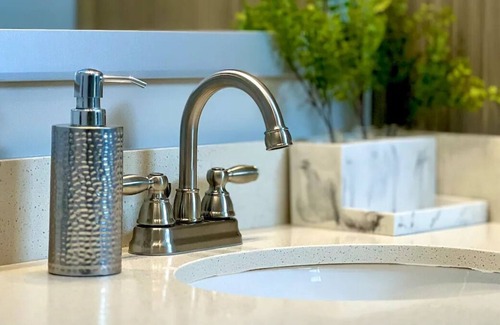 Covington Apartment | Cozy Luxury Apt design w/pool & Cincinnati view