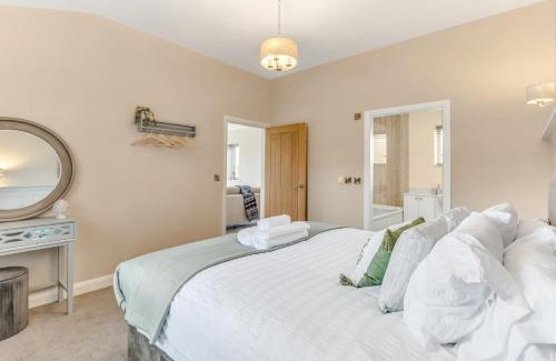 Snarestone House | Cozy Silver Stag Properties Cabin with SK Bed & Pet Friendly