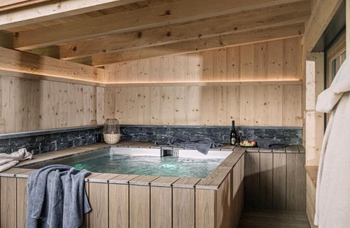Hippach Ski Chalet | Inviting Luxury Chalet with Hot Tub & Family-Friendly Vibes