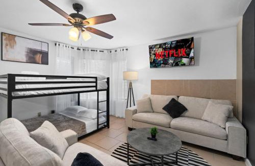 McNeil House | Cozy Luxury Retreat - Modern