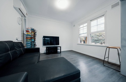Woolloomooloo Hotel | Budget-Friendly Stay at Cozy M Hotel with Breakfast & Kitchen