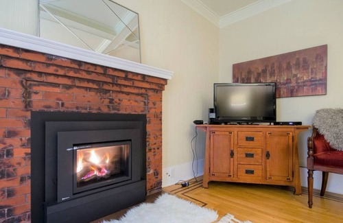 Kitsilano House | Cozy Main Floor in Historic Kitsilano Home – Walk to Beach & Shops