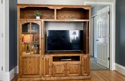 Adrian Apartment | Charming Main Street Flat: Pet-Friendly Comfort Awaits