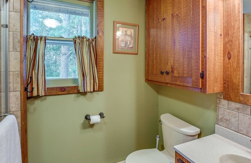 Sinclair Cottage | Charming Maine Cottage on Long Lake with Screened Porch