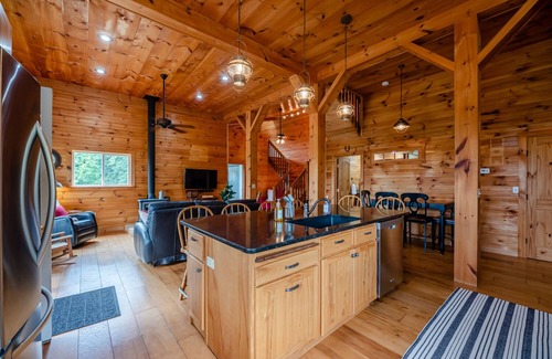 Naples House | Inviting Maple Farm Lodge: Perfect for Wine & Ski Lovers