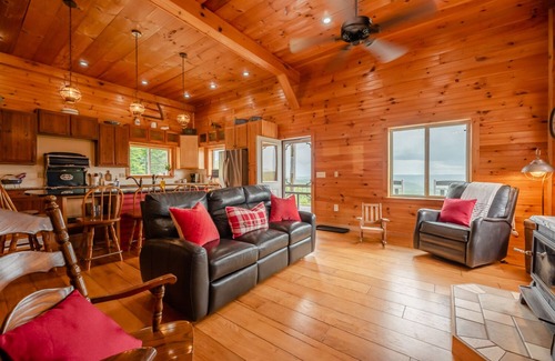 Naples House | Inviting Maple Farm Lodge: Perfect for Wine & Ski Lovers