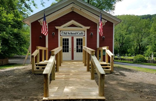Naples House | Inviting Maple Farm Lodge: Perfect for Wine & Ski Lovers