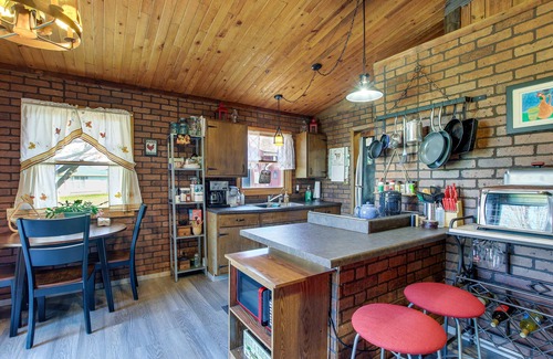 Markesan Cabin | Inviting Markesan Cabin ~ Steps from Green Lake Access!