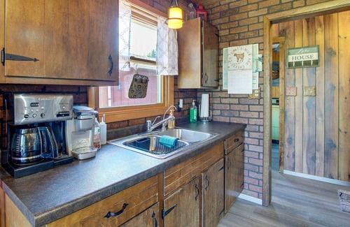 Markesan Cabin | Inviting Markesan Cabin ~ Steps from Green Lake Access!