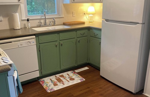 Stallings House | Inviting Matthews House: Pet-Friendly & Family-Oriented Stay