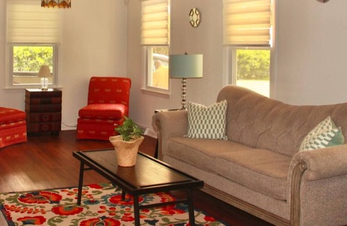 Stallings House | Inviting Matthews House: Pet-Friendly & Family-Oriented Stay