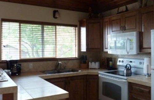 Kihei Cottage | Serene Maui Treehouse with Ocean Views and Pool Access