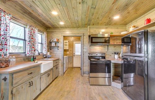 New Site House | Charming Mississippi Cabin with Covered Porch & Grill