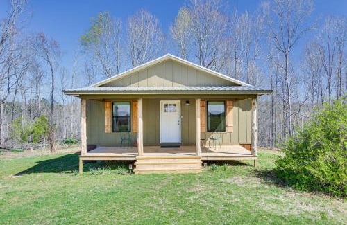 New Site House | Charming Mississippi Cabin with Covered Porch & Grill