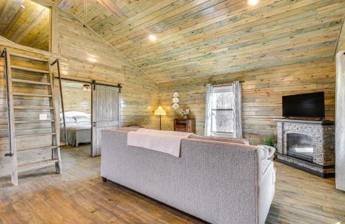 New Site House | Charming Mississippi Cabin with Covered Porch & Grill