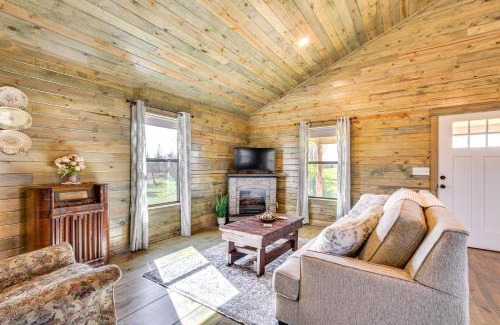 New Site House | Charming Mississippi Cabin with Covered Porch & Grill