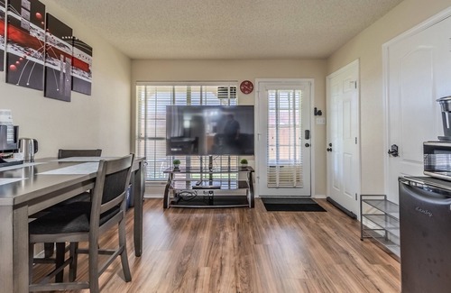 Far North Dallas Apartment | Inviting 2-Bedroom Suite with Private Entry & Free Laundry