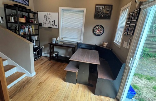 Kingston House | Cozy Modern 2BR Near Grays Beach