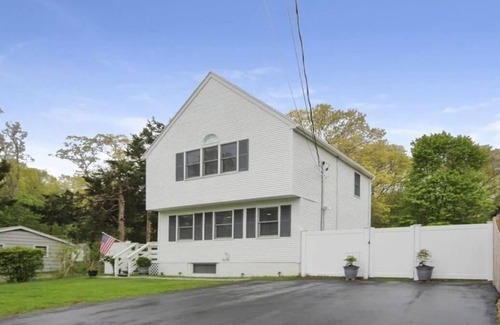 Kingston House | Cozy Modern 2BR Near Grays Beach