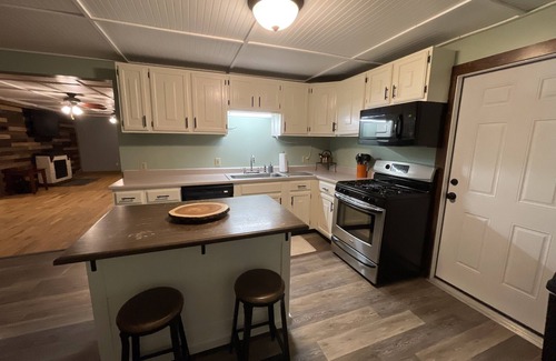 Dryden Apartment | Modern Apartment with Kitchen - Guest Rated 9.6/10