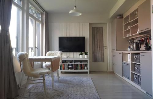 Preila Apartment | Modern Apartment with Lagoon View, Pet and Child Friendly