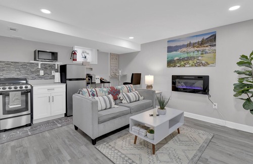 Northeast Apartment | Modern Suite with Spa & Hot Tub - Rated 10/10 by Guests
