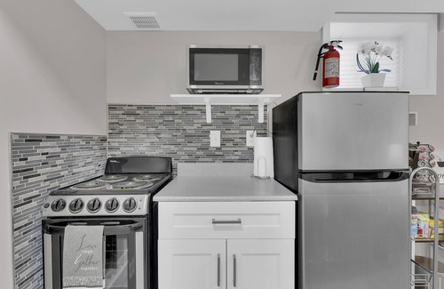 Northeast Apartment | Modern Suite with Spa & Hot Tub - Rated 10/10 by Guests