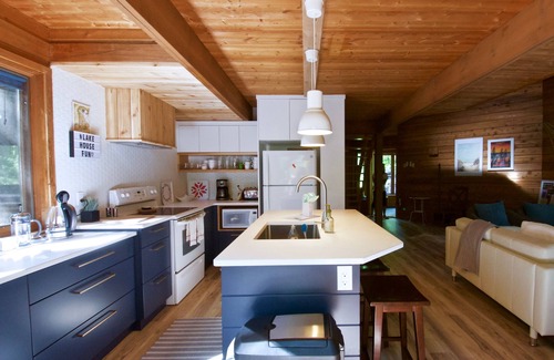 Grand Bend Cottage | Modern Comfort with Oceanfront Views and Spa Amenities