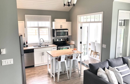 Okanagan-Similkameen Cottage | Charming Modern Cottage by the Lake with Spa & Pool