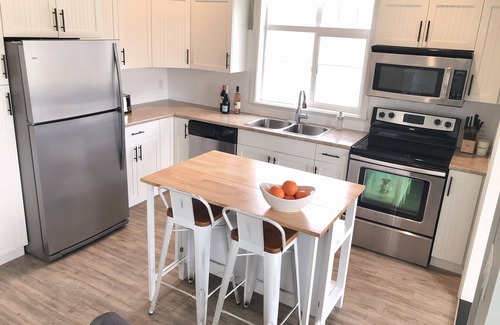 Okanagan-Similkameen Cottage | Charming Modern Cottage by the Lake with Spa & Pool