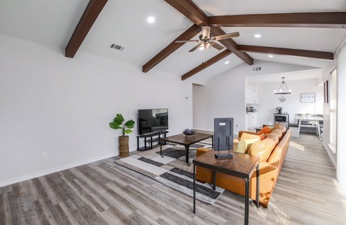 Round Rock House | Cozy, modern farm style home ~ great central location!