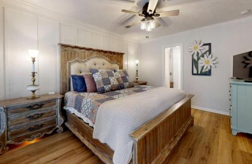 College Station House | Cozy Modern Farmhouse Retreat Near Central Park in College Station, Texas