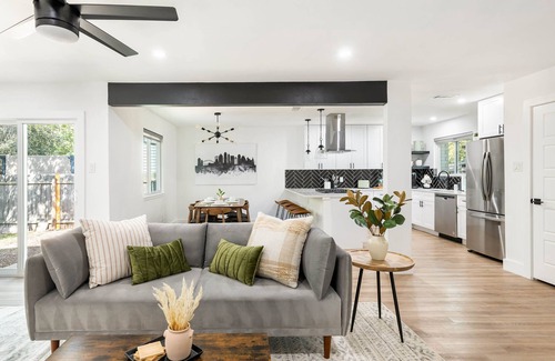 Forest North Estates House | Family & Pet-Friendly Retreat with Fast Wi-Fi and Pool
