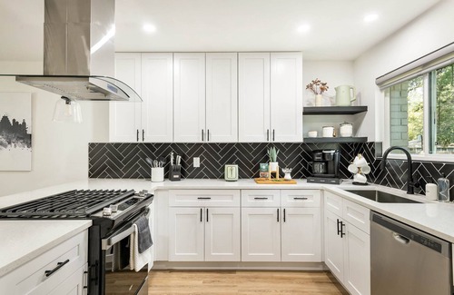 Forest North Estates House | Family & Pet-Friendly Retreat with Fast Wi-Fi and Pool