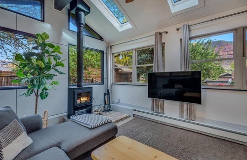Glenwood Springs House | Stylish Modern House Steps from Roaring Fork River