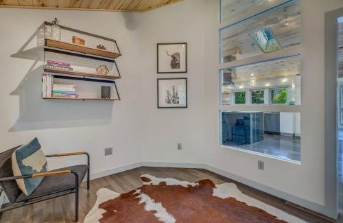Glenwood Springs House | Stylish Modern House Steps from Roaring Fork River