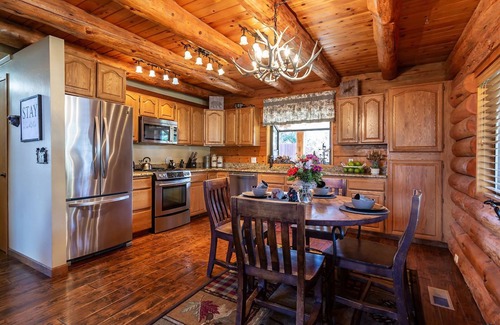 Medford Cabin | Inviting Modern Log Home with BBQ and Family-Friendly Amenities