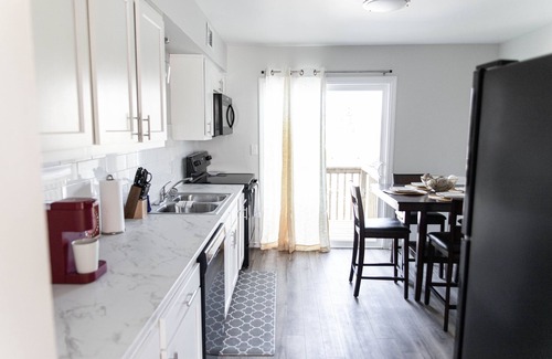 Grand Rapids Apartment | Cozy Modern Midterm Stay with Fast WiFi and Breakfast