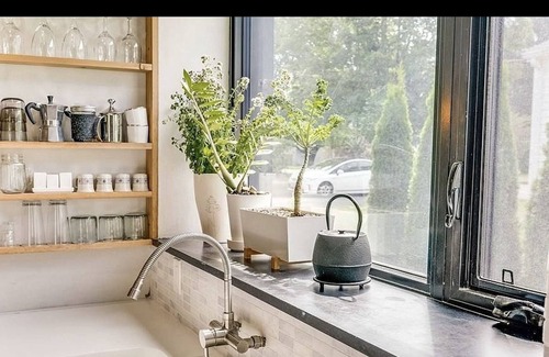 Florence House | Cozy modern solar hideaway on the bike path!