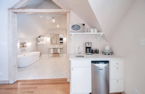 Fredericksburg Apartment | Inviting Private Studio with Hot Tub, Steps from Main St