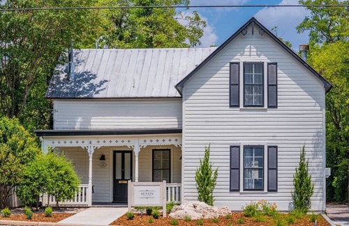 Fredericksburg Apartment | Inviting Private Studio with Hot Tub, Steps from Main St