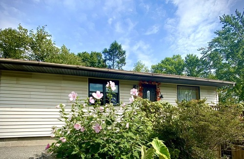 South Fallsburg House | Inviting Modern House with Lake View in Catskills