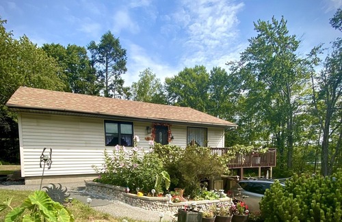 South Fallsburg House | Inviting Modern House with Lake View in Catskills