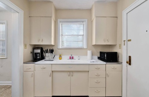 Anniston Apartment | Charming Apartment with Kitchen - Perfect for Family Stays