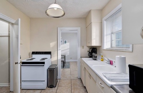 Anniston Apartment | Charming Apartment with Kitchen - Perfect for Family Stays