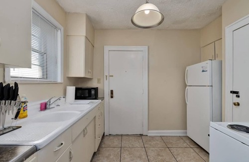 Anniston Apartment | Charming Apartment with Kitchen - Perfect for Family Stays