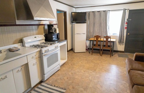 Almo Hotel | Charming Lakefront Motel Room with Pool and Breakfast