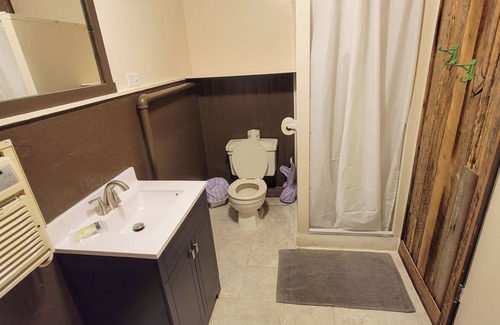 Almo Hotel | Charming Lakefront Motel Room with Pool and Breakfast