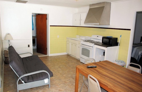 Almo Hotel | Charming Lakefront Motel Room with Pool and Breakfast